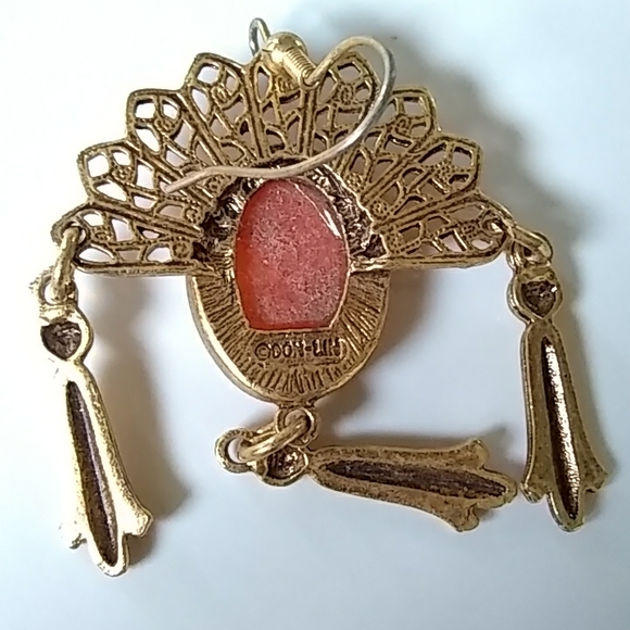 Classic gold tone cameo fan earrings - Picture 2 of 3